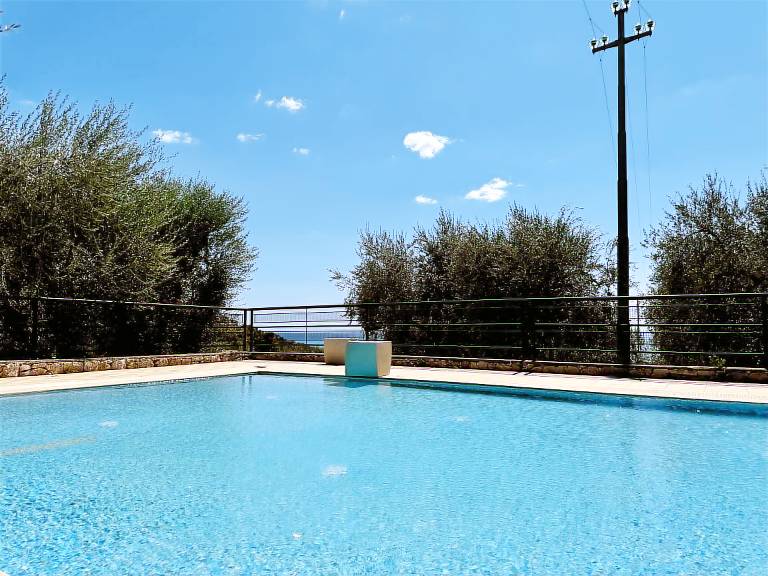 Rental apartment with yard, patio & grill | Pet-friendly — photo 2