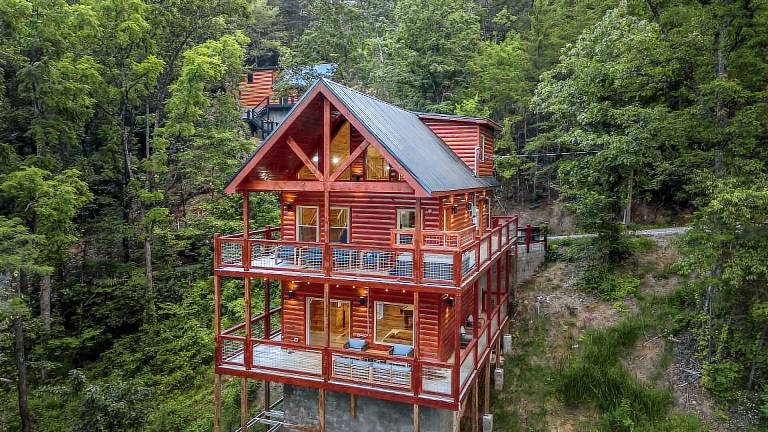 Fawn Hill Hideaway, Stunning views, Perfect escape. in Sevierville, TN