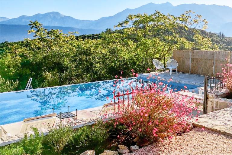 Villa with BBQ, yard & private pool | Sea view — photo 2