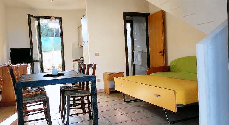 Serviced apartment with barbecue, yard & pool — photo 2