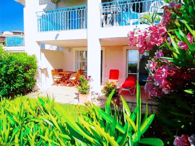 Rental apartment with yard, patio & heated pool — photo 5