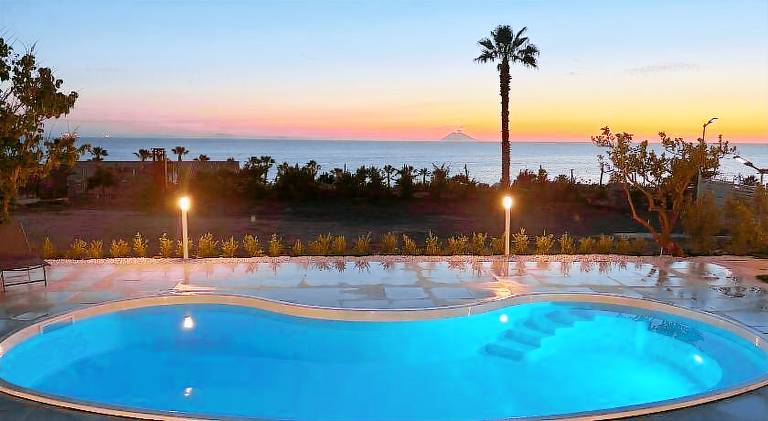 Beautiful holiday apartment with pool, barbeque & yard | Beach nearby | Pet-friendly — photo 2