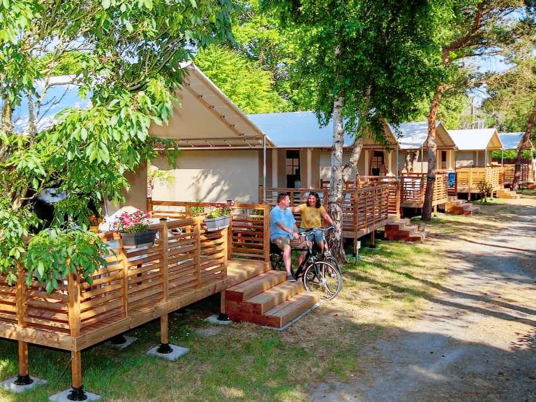 Mobile home with patio & heated pool — photo 2