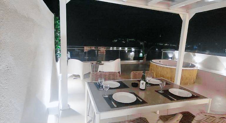 Stylish Rooftop Retreat with Hot Tub with Loutraki Beach — photo 5