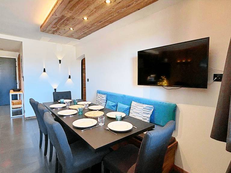 Stunning 8-person apartment, central location, pets allowed — photo 4