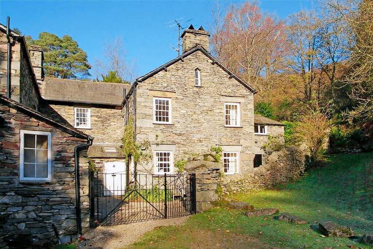 Cottage with garden — photo 2