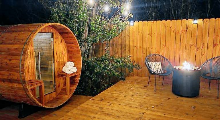 Vacation home with sauna & jacuzzi in Oak Brook, TX