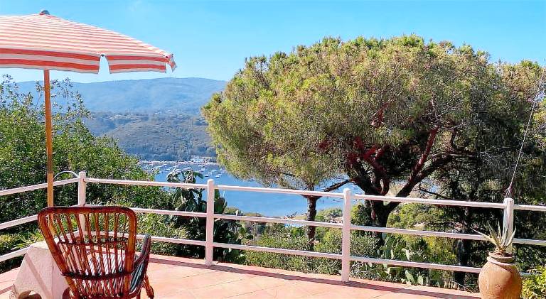 House with 2 rooms for 5 persons in Capoliveri