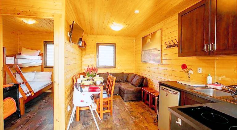 Lodge with yard, terrace & barbecue — photo 2