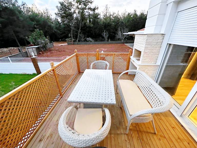 Villa with pool, yard & grill — photo 5