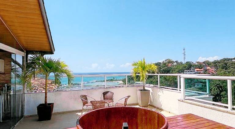 Vacation home with hot tub in Cairu