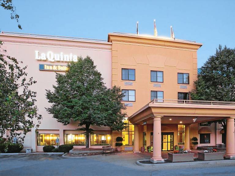 La Quinta Inn & Suites by Wyndham Milwaukee Bayshore Area — photo 4