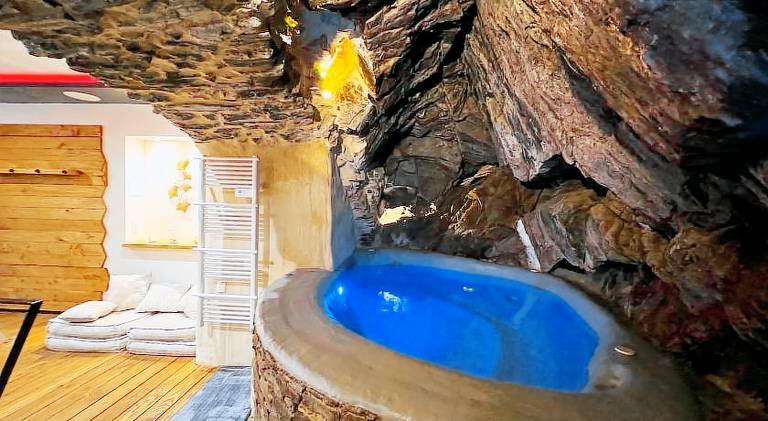 Apartment with hot tub & pool — photo 5