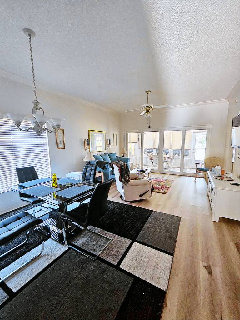 Stunning Fully Furnished 3-Bed Condo on Golf Course with Resort-Style in Bradenton, FL