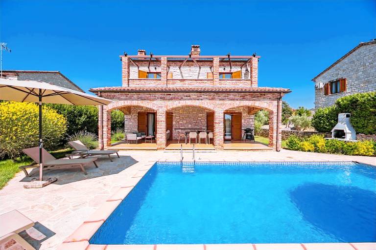 Ferienhaus mit Pool in Čabrunići, Istrien f&uuml;r max. 8 Personen