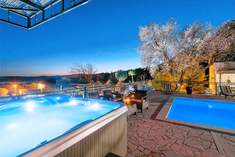 Villa with private pool, barbeque & patio | Mountain view — photo 4