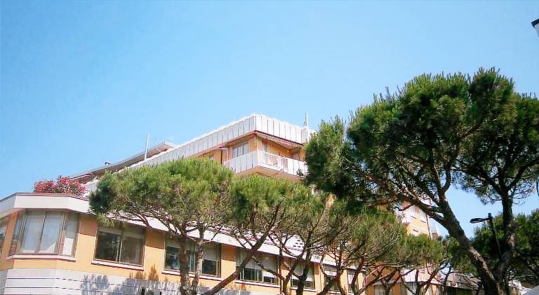 Apartment with patio — photo 2