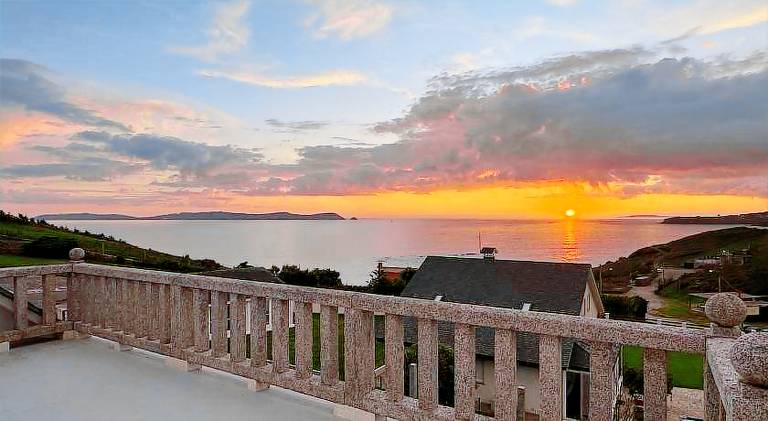 House with pool & hot tub | Beach nearby | Dogs allowed in Sanxenxo