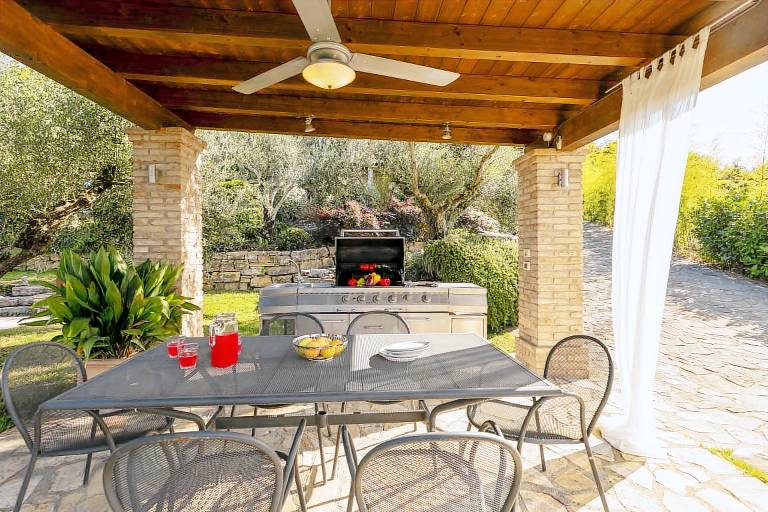 Child-friendly villa with BBQ, patio & yard | Dogs allowed — photo 2