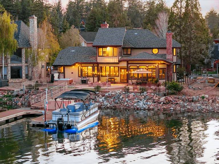 Lakefront Chalet. 4 Bdrm Home with Hot Tub. Fire Pit. Dog Friendly. — photo 3