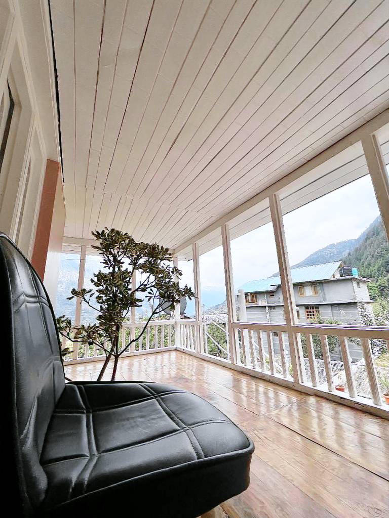 Bungalow with terrace, BBQ & yard | Pets allowed — photo 4
