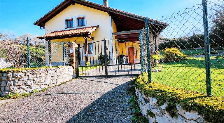Fully equipped spacious vacation home with patio, BBQ & yard | Good for workation | Dogs allowed in Llanes