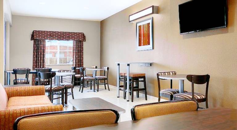 Microtel Inn & Suites by Wyndham Kenedy/Karnes City — photo 4
