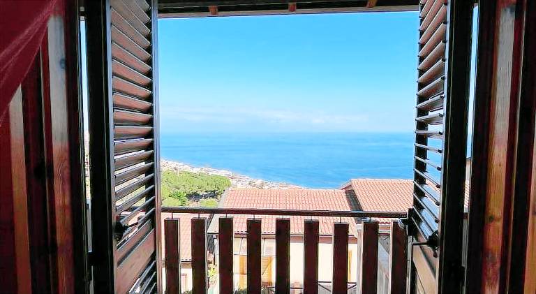 Pleasant vacation home with patio | Next to the beach | Pet-friendly in Messina