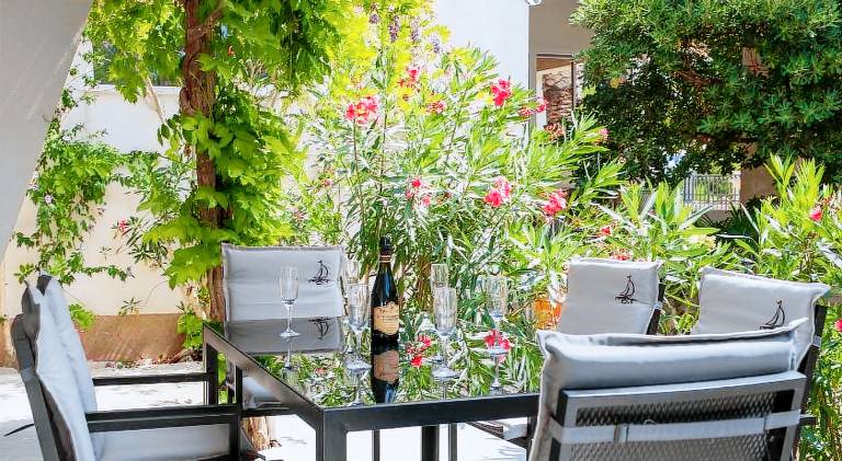 Apartment with patio, yard & BBQ in Vodice