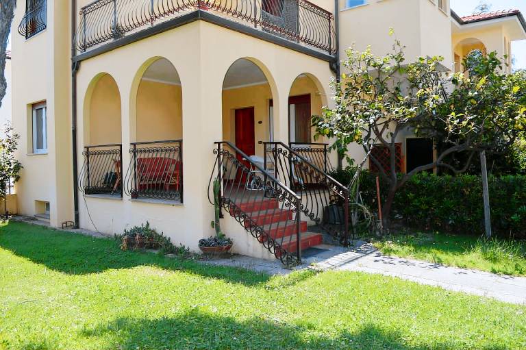 Holiday apartment with garden & patio in Pineto