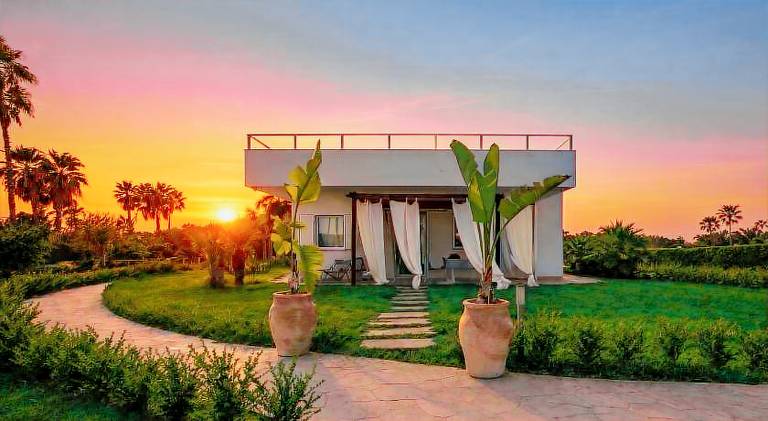 Holiday apartment with BBQ, garden & patio in Pozzallo