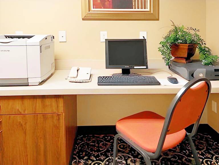 La Quinta Inn & Suites by Wyndham Springfield Airport Plaza in Springfield, MO