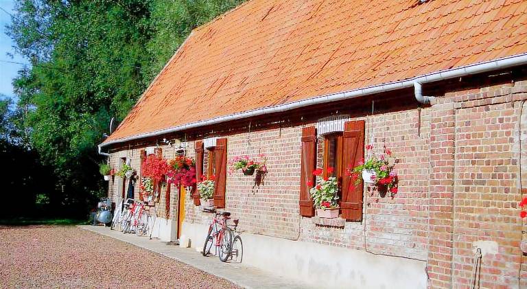 House with BBQ, yard & patio in Calais