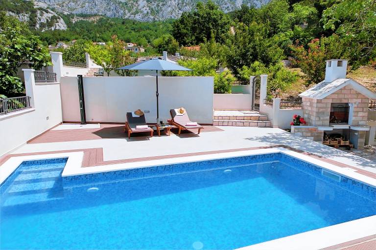 Family-oriented house with barbecue, pool & patio | Mountain view | Pet-friendly in Tucepi