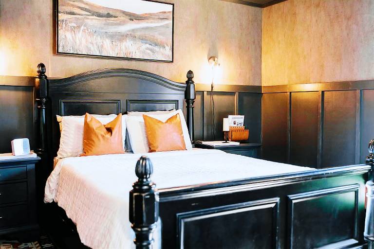 Moody Blues Studio Perfect for work or romance