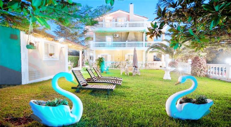 Holiday apartment with BBQ, yard & terrace in Kefalonia