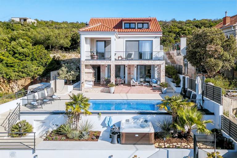 Family-friendly nice villa with yard, hot tub & private pool | Sea view | Pet-friendly — photo 2