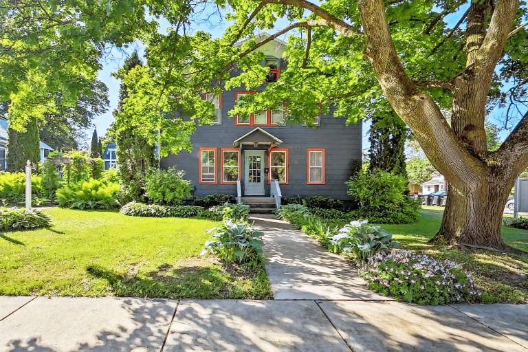 Walk to Dtwn Shops & Eats: Sturgeon Bay Retreat — photo 2