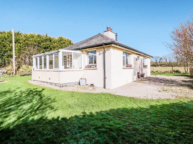 Cottage with garden — photo 3