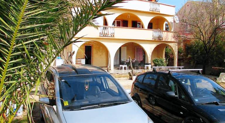 Nice holiday apartment with patio, yard & barbeque | Close to the beach | Pets are welcome in Novalja
