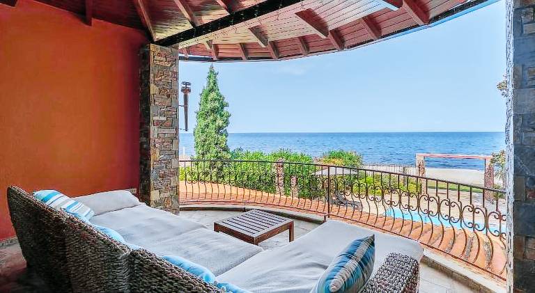 Efharis Beachfront Villa — photo 5