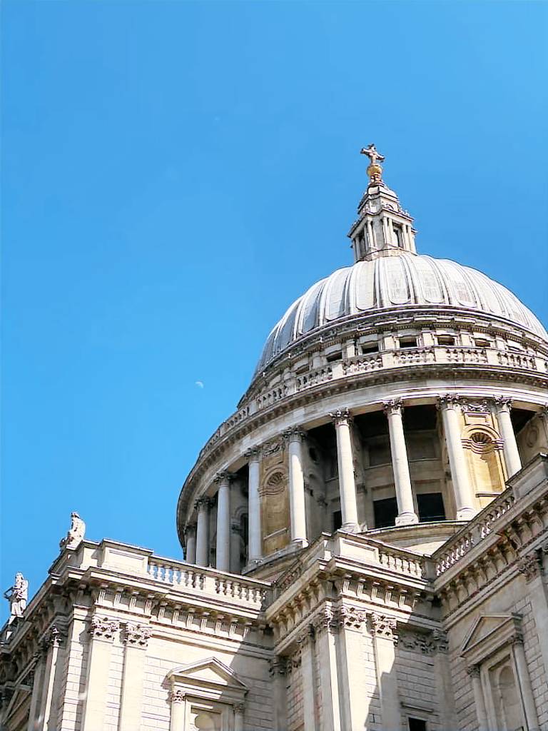 5 minute walk to St Paul&rsquo;s Cathedral