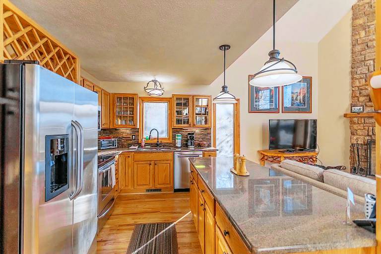 Family-friendly charming vacation home with pool, patio & BBQ | Mountain view | Dogs allowed — photo 5