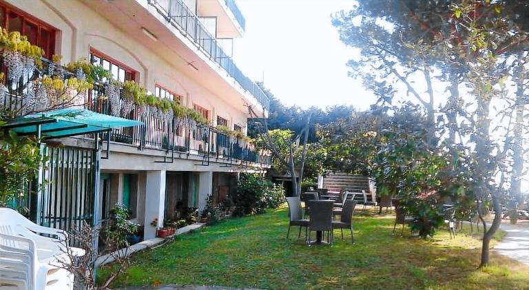 Serviced apartment with pool, terrace & garden — photo 4