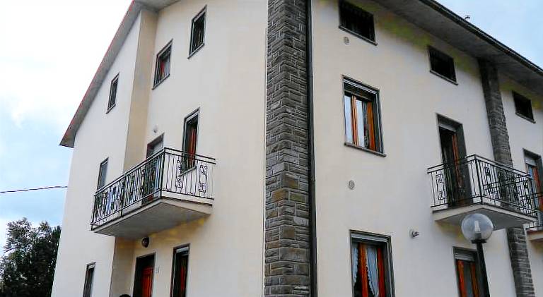 Holiday apartment with patio, BBQ & yard — photo 3
