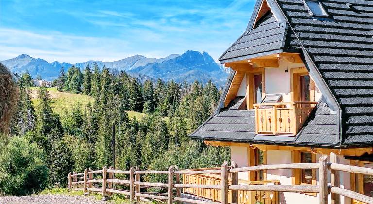 Rental apartment with yard, patio & grill in Zakopane