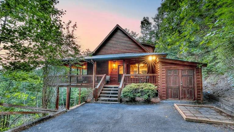 Majestic Sunrise- Pet Friendly Screened Porch Hot Tub in Blue Ridge, GA