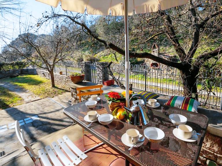 Rental apartment with yard, pool & barbeque — photo 4