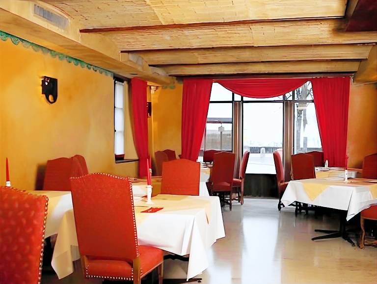 L'Hotel by Hostellerie du Chateau in Dully