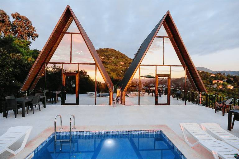 Lovely vacation home with yard, pool & BBQ | Pet-friendly — photo 3